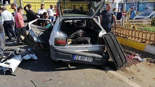 Diyarbakır'da servis midibüsü ile otomobil çarpıştı: 3 yaralı
