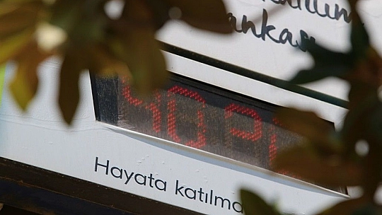 Elazığ'da termometreler 40 dereceyi gösterdi, sıcaktan bunalan vatandaşlar gölgelik yerlere koştu