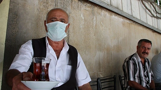 Elazığ'da termometreler 40 dereceyi gösterdi, sıcaktan bunalan vatandaşlar gölgelik yerlere koştu