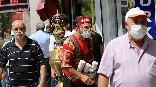 Elazığ'da termometreler 40 dereceyi gösterdi, sıcaktan bunalan vatandaşlar gölgelik yerlere koştu