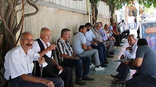 Elazığ'da termometreler 40 dereceyi gösterdi, sıcaktan bunalan vatandaşlar gölgelik yerlere koştu