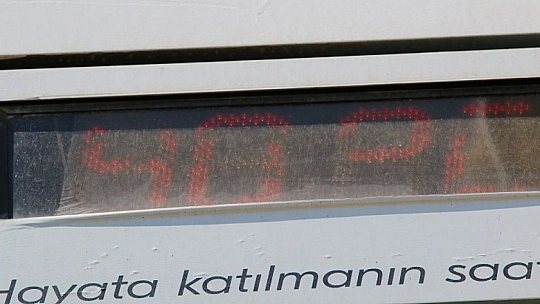 Elazığ'da termometreler 40 dereceyi gösterdi, sıcaktan bunalan vatandaşlar gölgelik yerlere koştu