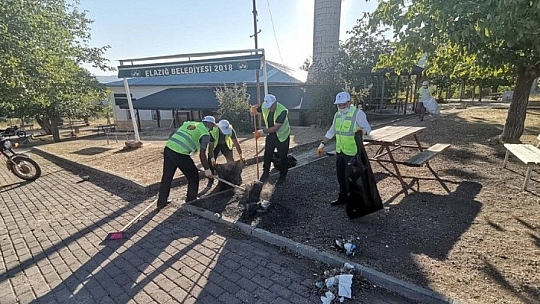 Kaymakam Yılmaz, şehit Fethi Sekin'in kabrini temizledi