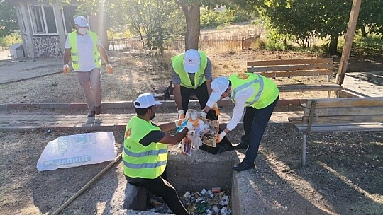 Kaymakam Yılmaz, şehit Fethi Sekin'in kabrini temizledi
