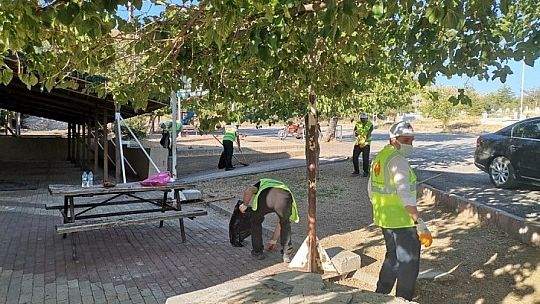 Kaymakam Yılmaz, şehit Fethi Sekin'in kabrini temizledi