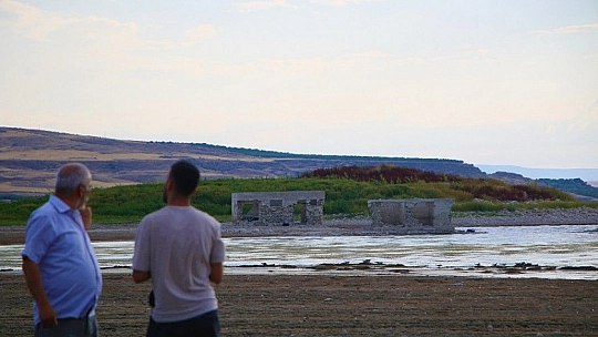 Elazığ'da kuraklık nedeni ile sular çekilince ortaya çıktı