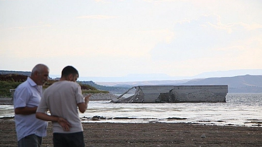 Elazığ'da kuraklık nedeni ile sular çekilince ortaya çıktı