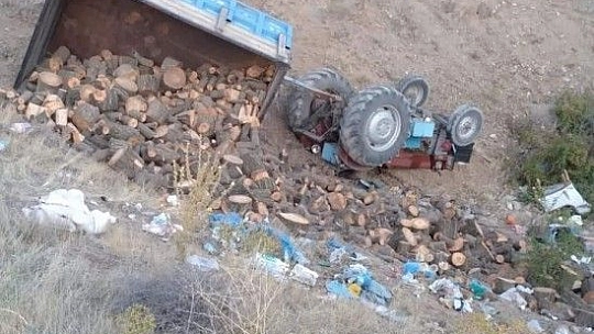 Odun yüklü traktör uçuruma yuvarlandı, sürücü araçtan atlayarak kurtuldu
