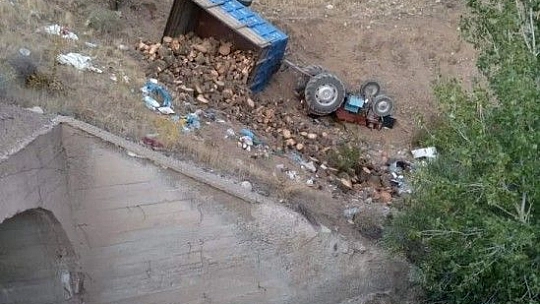 Odun yüklü traktör uçuruma yuvarlandı, sürücü araçtan atlayarak kurtuldu