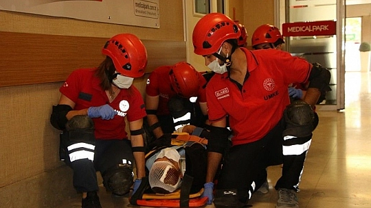 Hastanede gerçeği aratmayan yangın ve deprem tatbikatı