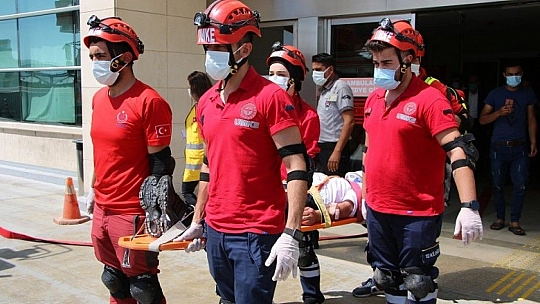Hastanede gerçeği aratmayan yangın ve deprem tatbikatı