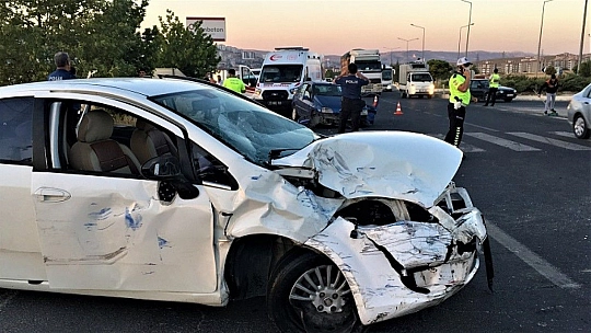 Elazığ'da iki otomobilin hurdaya döndüğü kazada 9 kişi yaralandı