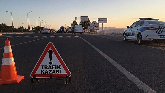 Elazığ'da iki otomobilin hurdaya döndüğü kazada 9 kişi yaralandı