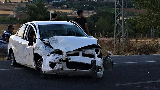 Elazığ'da iki otomobilin hurdaya döndüğü kazada 9 kişi yaralandı