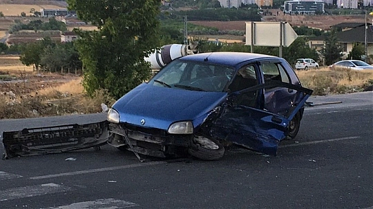 Elazığ'da iki otomobilin hurdaya döndüğü kazada 9 kişi yaralandı
