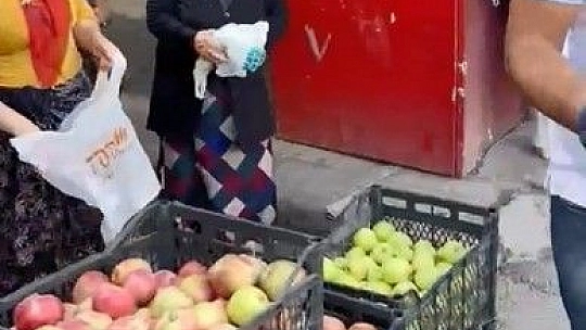 Kasalarca elmayı tepki için ücretsiz dağıttı