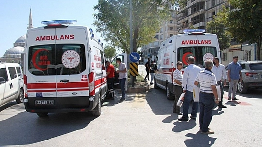 Elazığ'da yolun karşısına geçen anne ve kızına otomobil çarptı