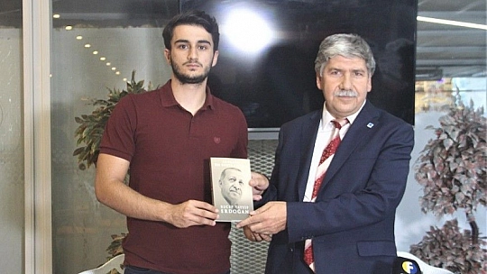 Cumhurbaşkanı Erdoğan'ın kaleme aldığı kitaptan 2 bin 23 adet alıp vatandaşlara dağıttı