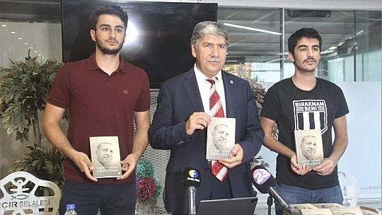 Cumhurbaşkanı Erdoğan'ın kaleme aldığı kitaptan 2 bin 23 adet alıp vatandaşlara dağıttı