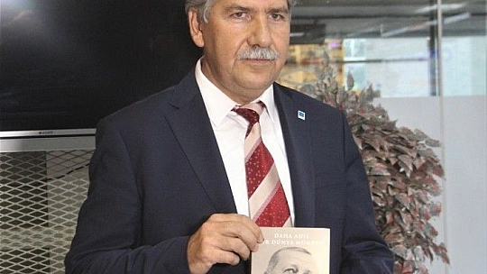 Cumhurbaşkanı Erdoğan'ın kaleme aldığı kitaptan 2 bin 23 adet alıp vatandaşlara dağıttı