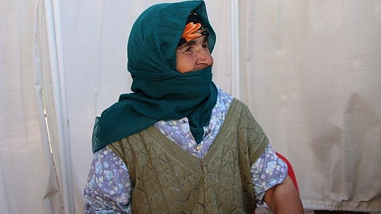 Aşı olmaktan korkan Güllü ninenin hemşire ile diyaloğu güldürdü