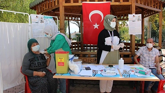 Aşı olmaktan korkan Güllü ninenin hemşire ile diyaloğu güldürdü