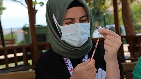 Aşı olmaktan korkan Güllü ninenin hemşire ile diyaloğu güldürdü