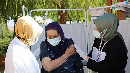 Aşı olmaktan korkan Güllü ninenin hemşire ile diyaloğu güldürdü