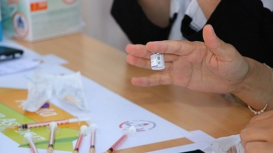 Aşı olmaktan korkan Güllü ninenin hemşire ile diyaloğu güldürdü
