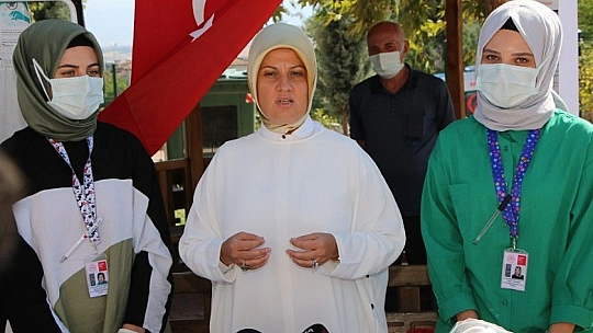 Aşı olmaktan korkan Güllü ninenin hemşire ile diyaloğu güldürdü