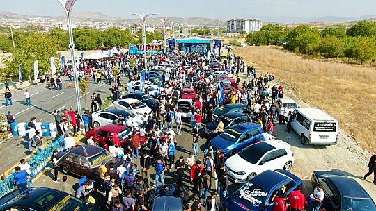 Elazığ'da 'Modifiyeli Araç ve Motosiklet Festivali' renkli görüntülere sahne oldu