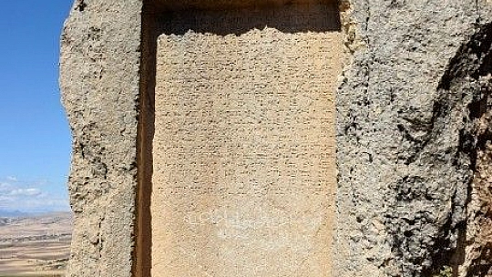 3 bin yıllık taş kitabe, ilk günkü ihtişamını koruyor