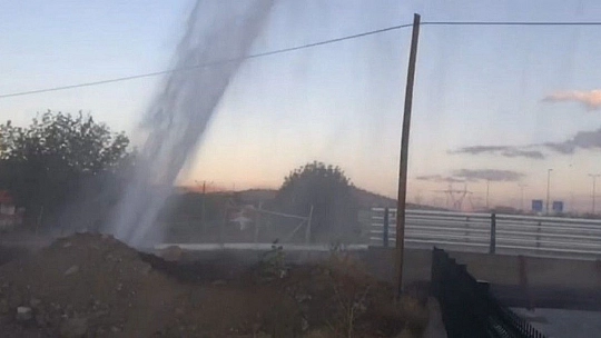 Elazığ'da boru patladı, su metrelerce yükseldi