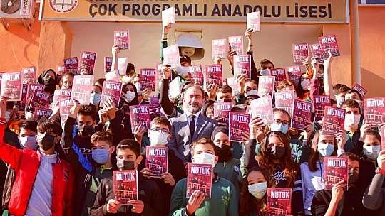 CHP Elazığ İl Başkanı Duran, öğrencilere Nutuk kitabını hediye etti