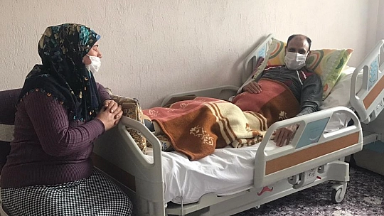 Çatıdan düşerek felç kalan baba yardım bekliyor