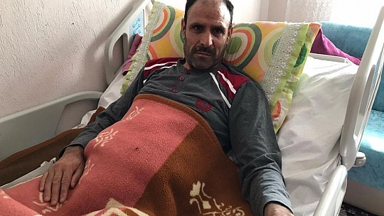 Çatıdan düşerek felç kalan baba yardım bekliyor