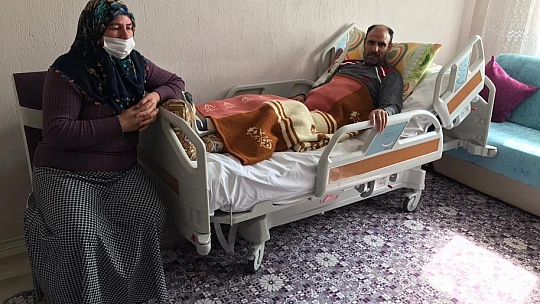Çatıdan düşerek felç kalan baba yardım bekliyor