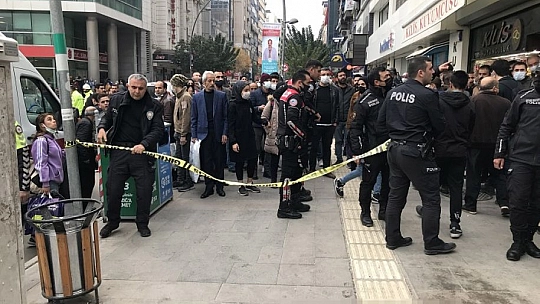 İş Merkezinden Atlayan Kadın Yoldan Geçen Vatandaşın Üzerine Düştü