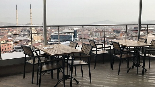 İş Merkezinden Atlayan Kadın Yoldan Geçen Vatandaşın Üzerine Düştü