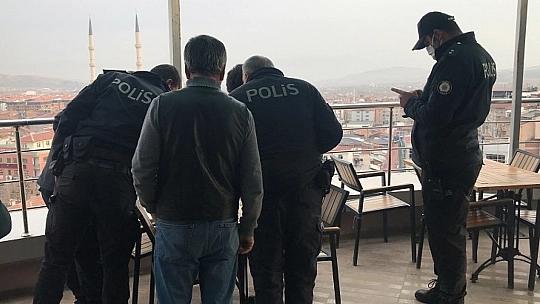 İş Merkezinden Atlayan Kadın Yoldan Geçen Vatandaşın Üzerine Düştü