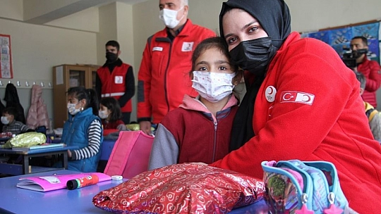Türk Kızılayın'dan 10 Bin Öğrenciye Atkı Bere Takımı