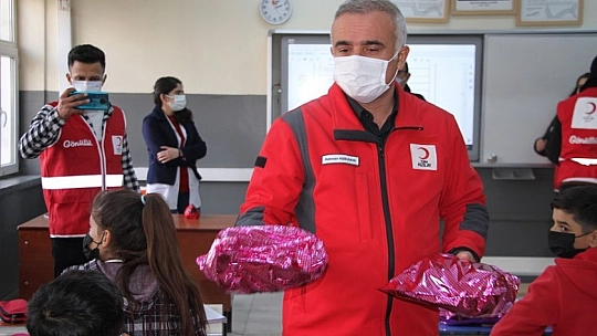 Türk Kızılayın'dan 10 Bin Öğrenciye Atkı Bere Takımı