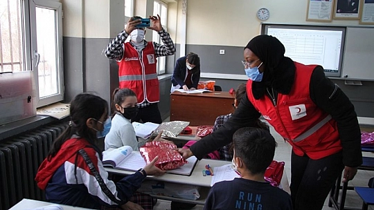 Türk Kızılayın'dan 10 Bin Öğrenciye Atkı Bere Takımı