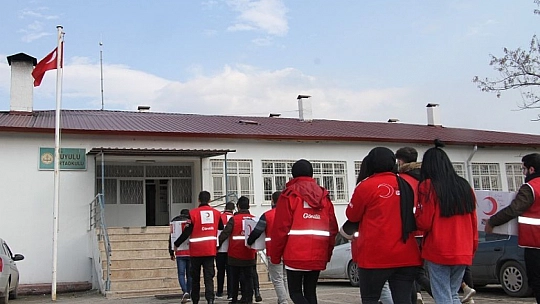 Türk Kızılayın'dan 10 Bin Öğrenciye Atkı Bere Takımı