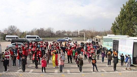Türk Kızılayın'dan 10 Bin Öğrenciye Atkı Bere Takımı