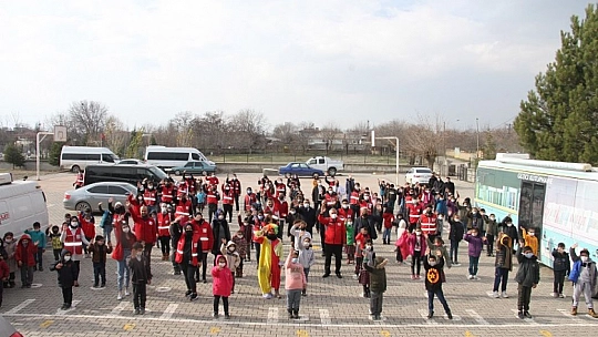 Türk Kızılayın'dan 10 Bin Öğrenciye Atkı Bere Takımı