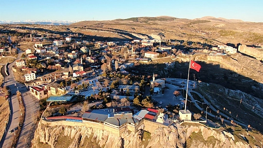 Mevsimler Tersine Döndü: Batıda Kar Yağarken Elazığ'da Bahar Havası Yaşanıyor
