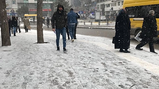 Elazığ Beyaz Gelinliğini Giydi