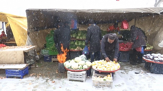 Pazarcı Esnafının Dondurucu Soğukta Zorlu Ekmek Mücadelesi