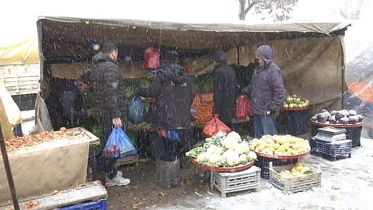 Pazarcı Esnafının Dondurucu Soğukta Zorlu Ekmek Mücadelesi